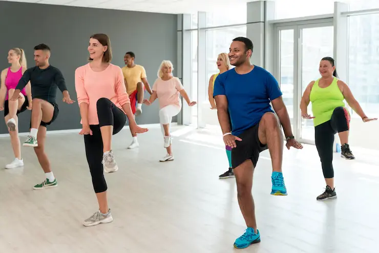 Grupo de pessoas fazendo aula de dança