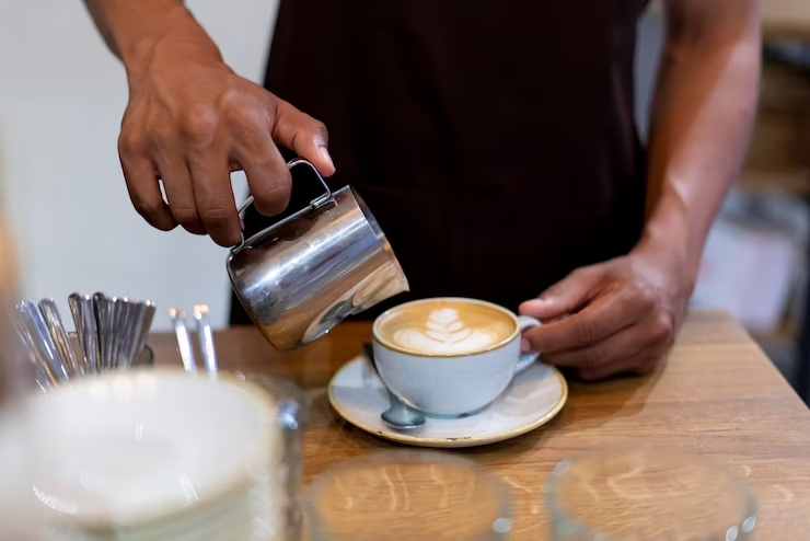 Barista servindo uma xícara de café